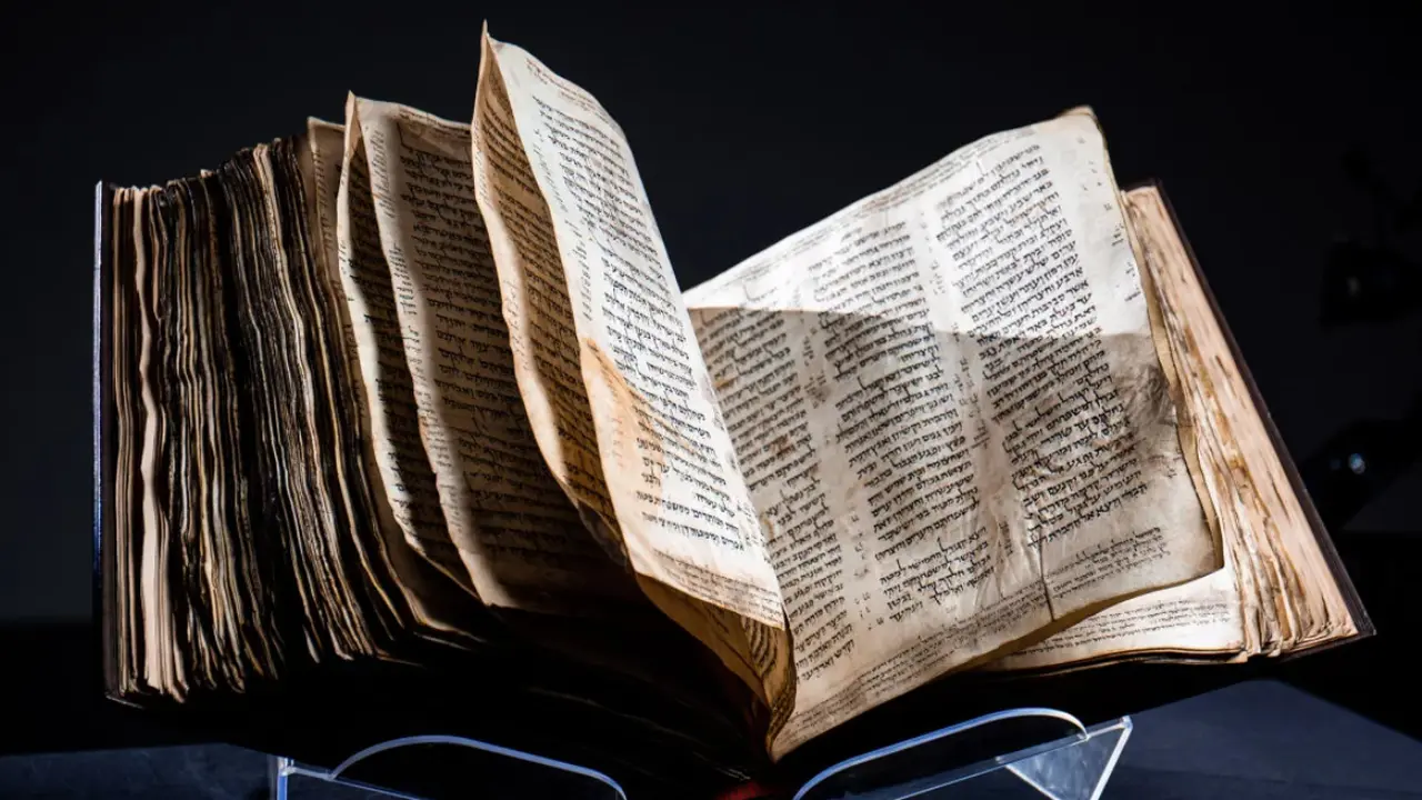 Codex Sassoon, alkitab dengan bahasa Ibrani.