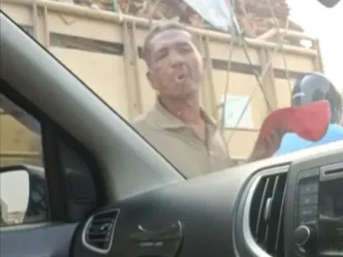 Ludahi Kaca Mobil Karena Tak Dikasih Uang