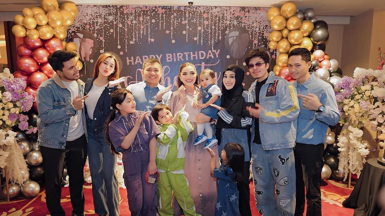 6 Beda Gaya Denim on Denim Aurel Hermansyah dan Aaliyah Massaid di Pesta Ulang Tahun Ashanty ke-41 Tahun