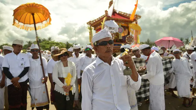 Sambut Hari Raya Nyepi, Umat Hindu di Bali Melaksanakan Upacara Melasti