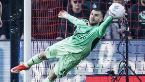 Aksi penjaga gawang Timnas Indonesia, Maarten Paes sat memperkuat Ajax Amsterdam bertandang ke markas Feyenoord Rotterdam dalam lanjutan Eredivisie 2025/2026, Minggu (22/3/2026) malam WIB. (Instagram Maarten Paes)