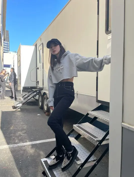 Gaya Dara 2NE1 yang memadukan crop top hoodie dengan high waist jeans, dan sepatu platform ini juga tak kalah menarik. Agar makin chic, tambahkan pula topi sebagai aksesori. (Instagram/daraxxi).