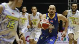 Kapten Satria Muda Pertamina, Arki Dikania Wisnu, menjadi salah satu pemain yang paling menonjol saat mengalahkan Prawira Bandung pada laga IBL 2022 di Hall Basket GBK, Jakarta, Jumat (21/01/2022).(Bola.com/M Iqbal Ichsan)