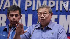 Ketua Umum Partai Demokrat Susilo Bambang Yudhoyono (tengah) menyampaikan keterangan di DPP Demokrat, Jakarta, Senin (30/10). Keterangan tersebut terkait revisi UU Ormas yang akan diajukan Partai Demokrat. (Liputan6.com/Faizal Fanani)