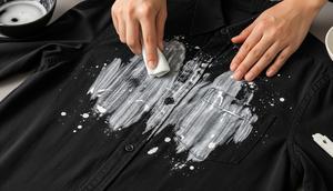 Cara Mengatasi Baju Hitam yang Kena Cat Berkapur Agar Kembali Bersih (AI)