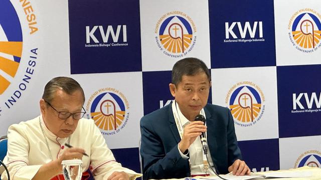 Ketua Panitia Pelaksana Panitia Kunjungan Bapa Suci Fransiskus Ignasius Jonan (kanan) dalam konferensi pers di Jakarta, Rabu (28/8/2024)