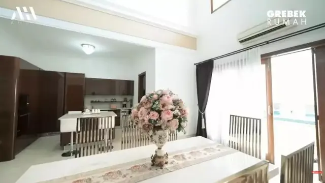 Potret Mewah Dapur Milik Fuji yang Dipenuhi Ornamen Kayu, Harganya Senilai Rp12 Miliar