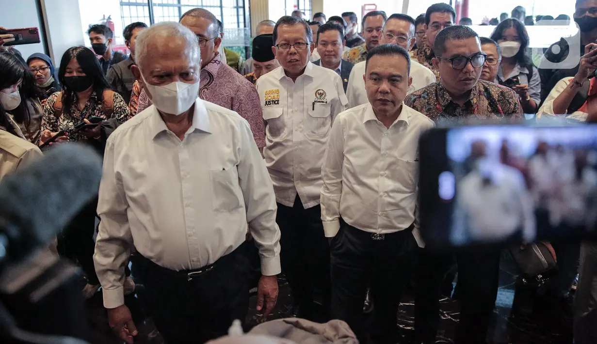 Wakil Ketua DPR RI Sufmi Dasco Ahmad bersama rombongan saat melakukan sidak lokasi pembangunan proyek Meikarta di Cikarang, Kabupaten Bekasi, Jawa Barat, Selasa (14/3/2023). Sufmi Dasco Ahmad memimpin rombongan belasan anggota DPR RI meninjau langsung lokasi pembangunan proyek Meikarta untuk mengetahui kondisi bangunan apartemen yang mangkrak sehingga membuat banyak konsumen merasa dibohongi serta dirugikan. (Liputan6.com/Faizal Fanani)