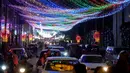 Sebuah instalasi lampu terbentang sepanjang jalan saat Festival Lentera di Taipei (24/2). Dalam Festival Lentera ini sejumlah kesenian dan hiburan ditampilkan untuk menghibur warga setempat dan wisatawan. (AFP/Sam Yeh)