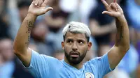 Penyerang Manchester City, Sergio Aguero berselebrasi usai mencetak gol ke gawang Tottenham Hotspur selama pertandingan lanjutan Liga Inggris di stadion Etihad (17/8/2019). City dan Tottenham bermain imbang 2-2. (AP Photo/Rui Vieira)