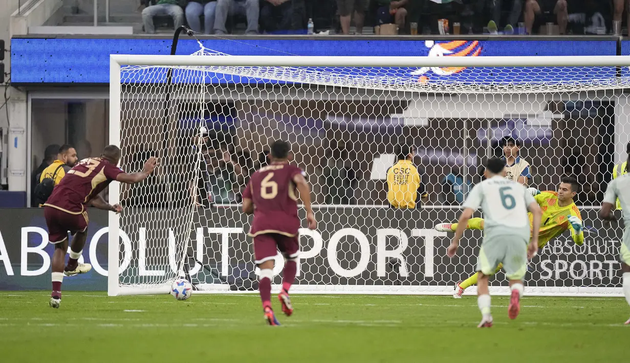 Gol penting Venezuela dicetak Salomon Rondon lewat tendangan penalti. (AP Photo/Mark J. Terrill)