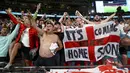 Fans Inggris merayakan kemenangan timnya atas Denmark pada akhir semifinal Euro 2020 di Wembley Stadium, London, Kamis dinihari WIB (8/7/2021). Inggris melaju ke babak final Euro 2020 melawan Italia setelah mengalahkan Denmark dengan skor 2-1. (AP Photo/Carl Recine, Pool)