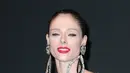 Coco Rocha berpose saat menghadiri WWD Honors Awards yang diselenggarakan oleh Women's Wear Daily di Cipriani South Street di New York pada Selasa, 25 Oktober 2022. Ia menonjolkan wajahnya dengan sentuhan lipstik merah dan eyeliner hitam. (Michael Loccisano/Getty Images/AFP)