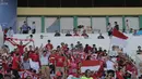 Antusias yang tinggi dari para pendukung Indonesia pada laga pertama piala AFF U-22 yang berlangsung di Stadion Nasional, Phom Penh, Kamboja, (Senin/18/2). Timnas Indonesia bermain imbang 1-1 kontra Myanmar. (Bola.com/Zulfirdaus Harahap)