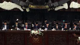 Ketua MPR Ketua MPR Zulkifil Hasan (empat kiri) didampingi tujuh Wakil Pimpinan MPR memimpin Sidang Paripurna MPR, Jakarta, Senin (26/3). Penambahan pimpinan MPR konsekuensi UU No. 2 Tahun 2018 Tentang MPR, DPR, DPRD, dan DPD. (Liputan6.com/JohanTallo)