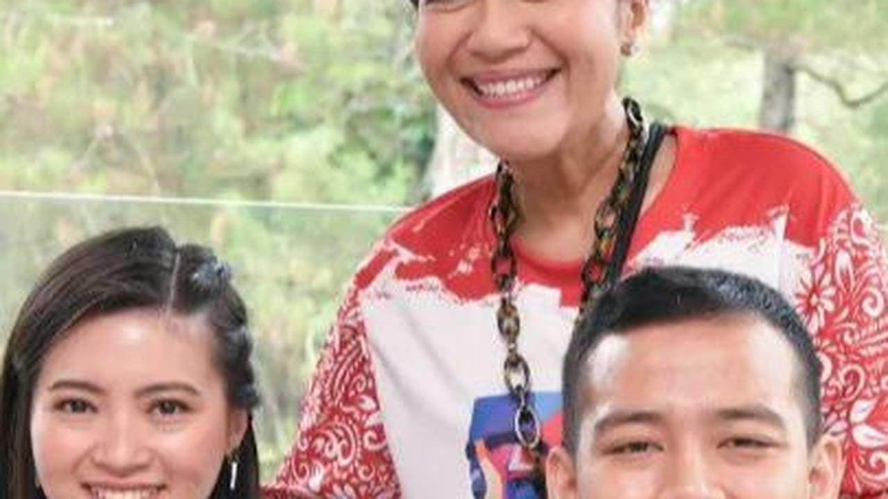 Di salah satu foto liburan keluarga Andika Perkasa, terlihat Hetty Andika Perkasa tengah merangkul Angela dan Hafiz yang duduk bersebelahan.<br>
