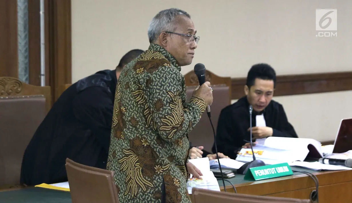 Kepala Biro Hukum Sekjen KPU, Sigit Joyowardono saat menjadi saksi pada sidang lanjutan penyebaran berita bohong tentang 7 kontainer berisi surat suara Pemilu 2019 telah tercoblos dengan terdakwa Bagus Bawana Putra di Pengadilan Negeri Jakarta Pusat, Kamis (11/4). (Liputan6.com/Helmi Fithriansyah)