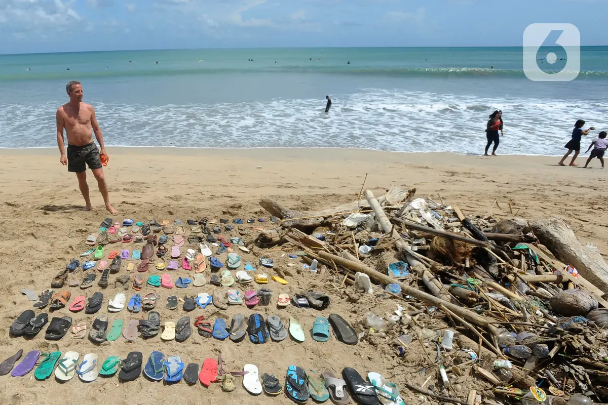 Aksi Bule Belanda Kumpulkan Sampah di Pantai Kuta Bali