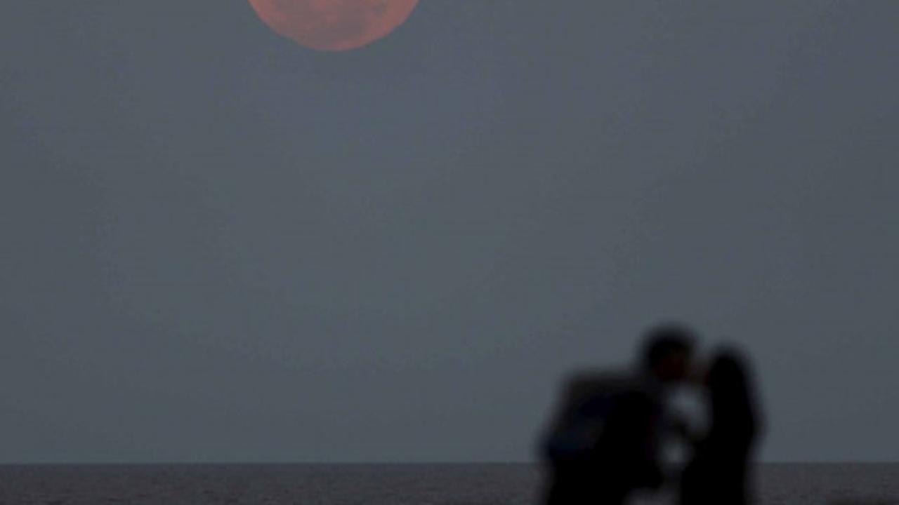 Menyaksikan keindahan fenomena Supermoon 'berdarah'
