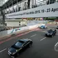 Mobil pembawa delegasi peserta Konferensi Asia-Afrika (KAA) melintasi kawasan Bundaran HI, Jakarta, (22/4/2015). Iring-iringan rombongan peserta KAA terlihat di kawasan ini usai melakukan pertemuan peringatan ke-60 KAA di JCC. (Liputan6.com/Faizal Fanani)