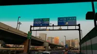 Infrastruktur di kota Guangzhou terlihat menyenangkan. Banyak jalan yang punya tiga jalur tiap arahnya.