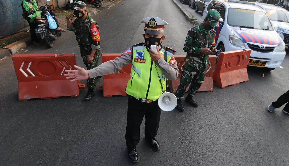 Petugas Gabungan memutar balik kendaraan menuju Jakarta di Pos PPKM Tangerang Selatan di Jalan RE.Martadinata, Tangerang Selatan, Banten, Senin (5/7/2021). Ribuan kendaraan bermotor diputar balik pada ruas jalan raya yang menghubungkan Parung Bogor-Lebak Bulus Jakarta. (merdeka.com/ Arie Basuki)