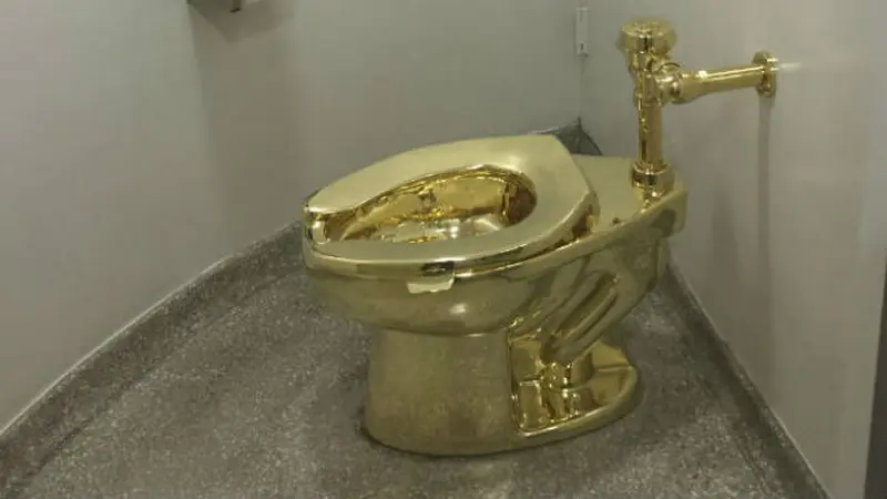 Toilet Berlapis Emas 18 Karat, di Istana Blenheim, Inggris (William Edwards/AFP)