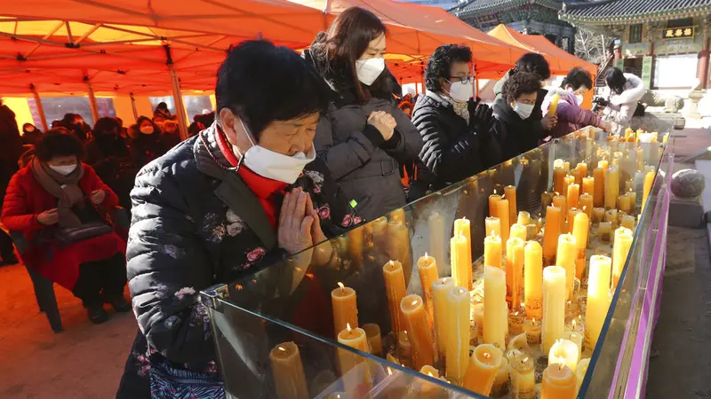 FOTO: Doa Orangtua Siswa saat Ujian Masuk Perguruan Tinggi di Korea Selatan