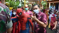 Anak-anak di Jepara disuntik vaksin oleh vaksinator berkostum superhero. (Foto: Liputan6.com/Humas Pemprov Jateng)