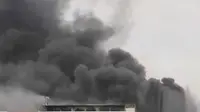 Kebakaran besar di Pabrik Komponen Rumah