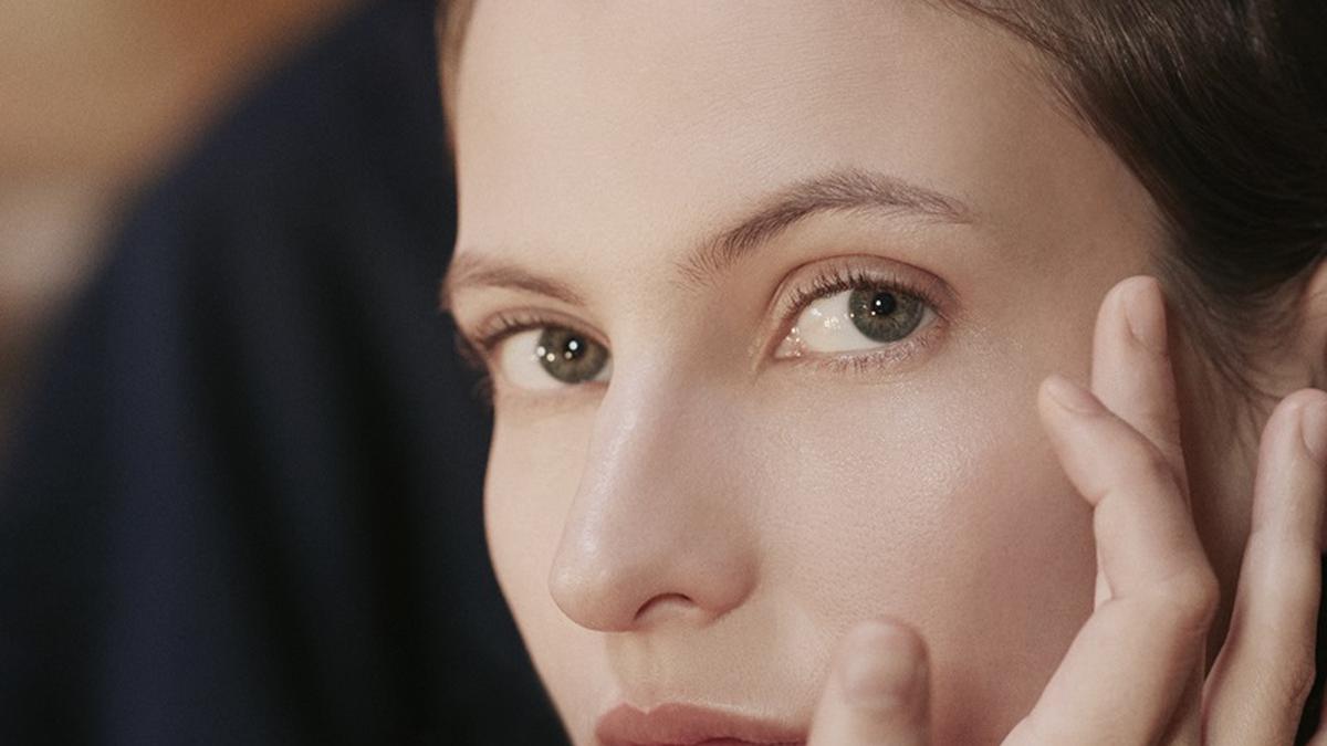 Tren Makeup dari Backstage CHANEL Métiers d'Art 2026 Show yang Minimalis, Presisi, dan Kilau Sehalus Sutra