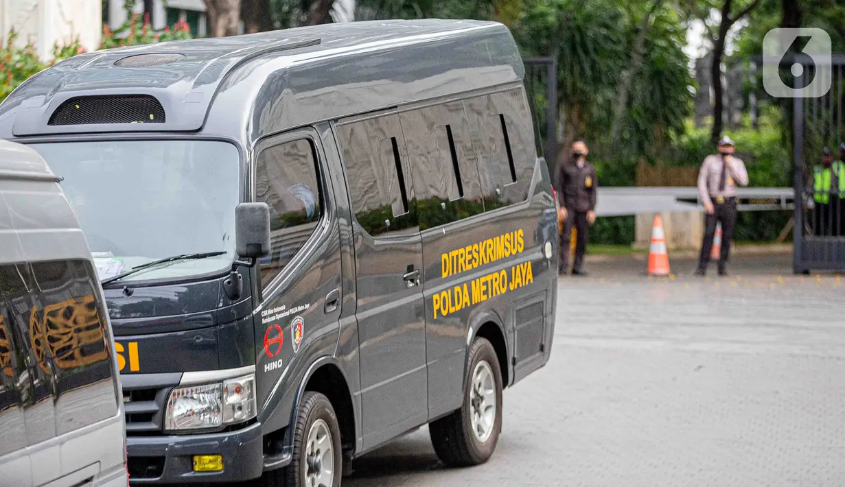 Selain mobil abu-abu bertuliskan Ditreskrimsus Polda Metro Jaya, terlihat pula kendaraan serupa yang berjalan beriringan. (Liputan6.com/Faizal Fanani)