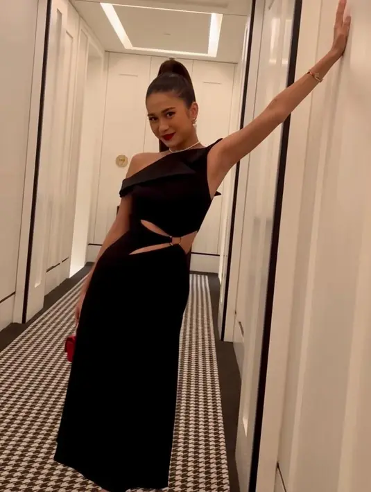 Penampilannya dilengkapi dengan beberapa perhiasan dan mini bag dari Chanel. [@ochiipramita/@azizahsalsha_]