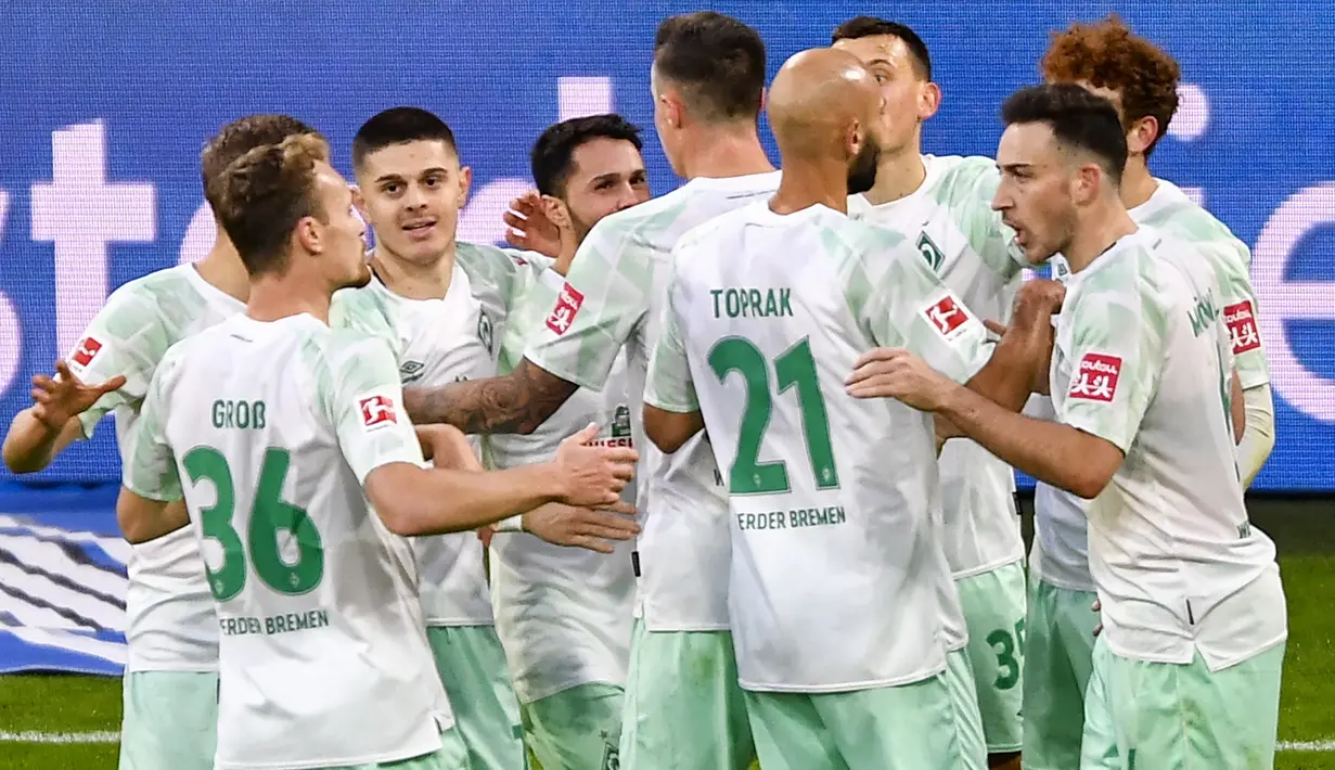 Para pemain Werder Bremen merayakan gol yang dicetak Maximilian Eggestein ke gawang Bayern Munich dalam laga lanjutan Liga Jerman pekan ke-8 di Allianz Arena, Sabtu (21/11/2020). Bremen mampu menahan imbang Bayern 1-1 (AFP/Lukas Barth/Pool)