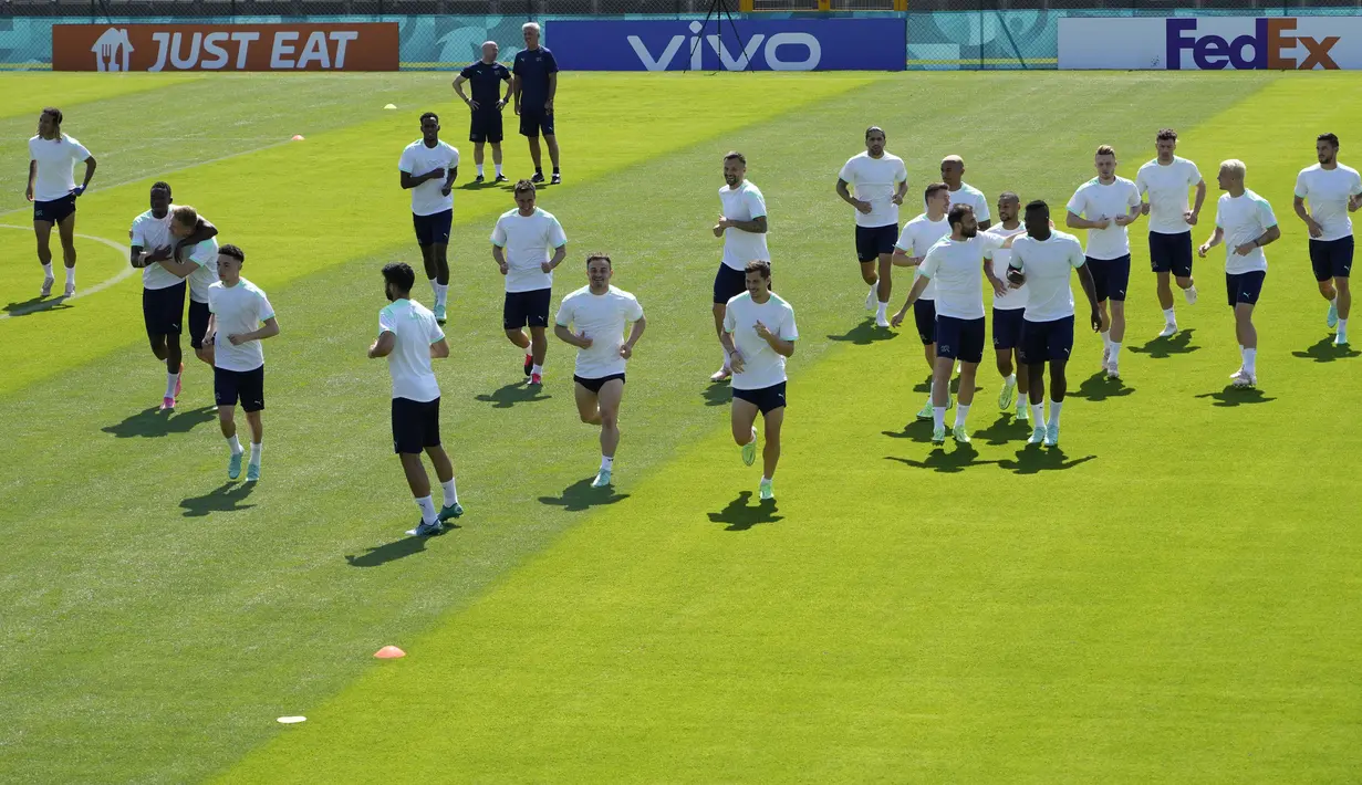 Pemain timnas Swiss melakukan pemanasan menjelang pertandingan grup A Euro 2020, di pusat olahraga Tre Fontane di Roma, Selasa (15/6/2021). Timnas Italia akan meladeni Swiss yang digelar di Stadio Olimpico pada Kamis, 17 Juni 2021 dini hari WIB. (AP Photo/Alessandra Tarantino)