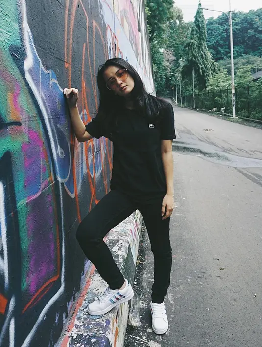 "Iya sih. Sebenarnya karena kamera itu harusnya aku pakai buat syuting film kemarin, tapi karena ada kejadian ini akhirnya aku harus beli kamera baru, cari pengganti kamera, harus sewa kemarin akhirnya," ucap Dea. (Instagram/deaaannisa)