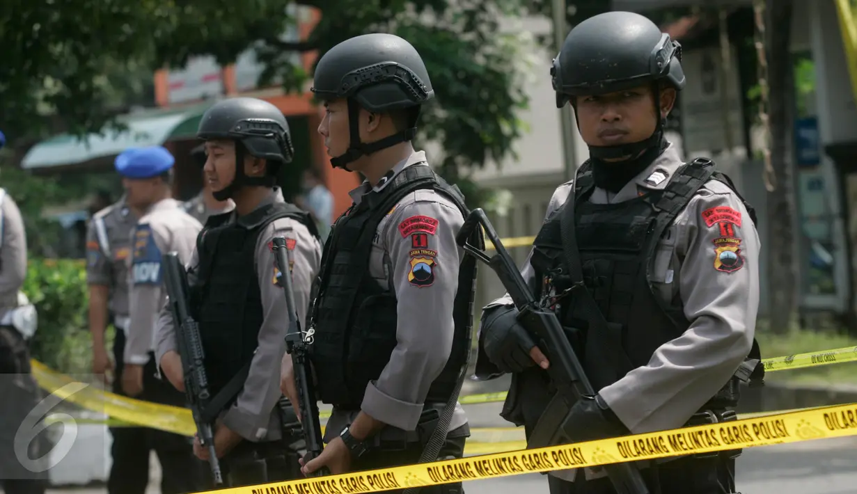 Petugas berjaga jaga di depan Mapolresta Solo yang ditutup pasca ledakan bom bunuh diri, Solo, Jawa Tengah, (5/7).Sampai saat ini Polda Jawa Tengah bersama tim dari Mabes Polri dan tim Densus 88, masih terus menyelidiki peristiwa tersebut. (Boy Harjanto)