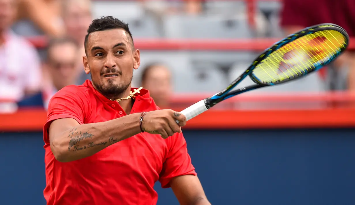 Petenis Australia, Nick Kyrgios berusaha mengembalikan bola ke arah petenis Jerman, Alexander Zverev pada turnamen Piala Rogers di Montreal, 10 Agustus 2017. Zverev sukses merebut kemenangan 6-4, 6-3 atas Kyrgios. (Minas Panagiotakis/Getty Images/AFP)