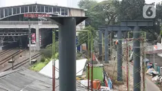 Pekerja sedang menyelesaikan pembangunan Skywalk di hatle transjakarta  koridor 8 di kawasan Kebayoran lama, Jakarta, Rabu (24/8/2022). Pengerjaan skywalk sepanjang 500 meter  akan di hubungkan ke halte transjakarta koridor 8, koridor 13 dan stasiun kebayoran yang berlangsung sejak Maret 2022 yang di targetkan akan rampung pada bulan oktober 2022, saat ini sudah mencapai 30 persen. (Liputan6.com/Herman Zakharia)
