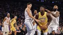 Aksi pemin Los Angeles Lakers, Julius Randle (tengah) menerobos pertahanan New York Knicks pada lanjutan NBA basketball game di Madison Square Garden, New York, (12/12/2017). knicks menang 113-109. (AP/Andres Kudacki)