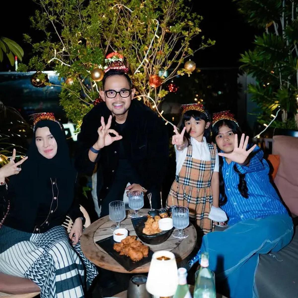 10 Artis Rayakan Tahun Baru 2025 Kumpul Keluarga di Rumah, Tak Kalah Seru