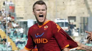 Kegembiraan defender AS Roma asal Norwegia, John Arne Riise, setelah mencetak gol kemenangan timnya 2-1 atas Siena dalam lanjutan Serie A Italia yang berlangsung di Artemio Franchi, 13 September 2009. AFP PHOTO/FABIO MUZZI 