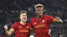 Penyerang AS Roma, Tammy Abraham (kanan) berselebrasi usai mencetak gol ke gawang Torino pada pertandingan lanjutan Liga Serie A Italia di stadion Olimpiade Roma, Senin (29/11/2021). Roma menang tipis atas Torino 1-0. (Alfredo Falcone/LaPresse via AP)