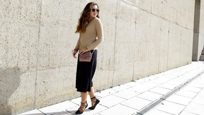 [Bintang] Tinggalkan Sepatu Sneakers, Strappy Heels Kini Kembali Happening dipakai Fashionable Street Styler