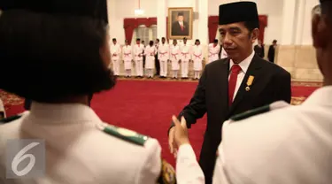 Presiden Jokowi memberikan selamat usai upacara Pengukuhan Paskibraka di Istana Negara, Jakarta, Senin (15/8). Sebanyak 68 paskibraka dikukuhkan oleh Presiden yang telah melewati seleksi dari seluruh daerah di Indonesia. (Liputan6.com/Faizal Fanani)