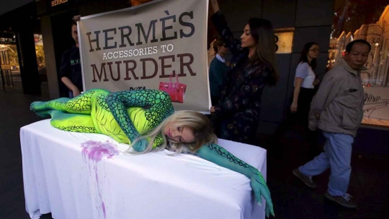 Model seksi Australia ini nekat beraksi bugil di depan toko Hermes