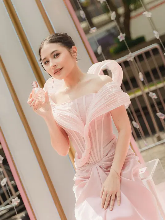 Ia mengenakan structure dress pink karya Ernesto Abram yang dukung tampilan ala Tinkerbell [@prillylatuconsina96]