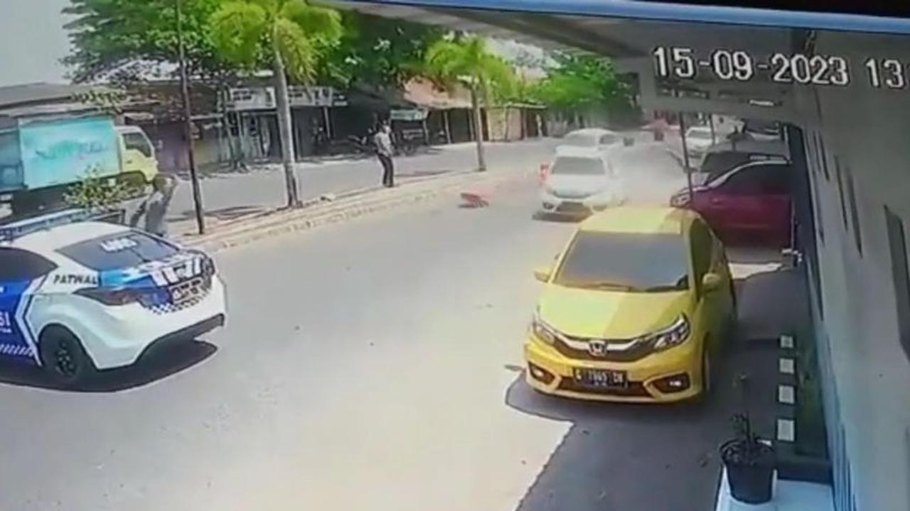 Pengemudi mobil Brio yang memaksa kabur usai diduga melakukan tabrak lari viral di media sosial. Aksi kejar-kejaran bak film action dengan aparat kepolisian pun tak terelakan, Jumat (15/9) siang.