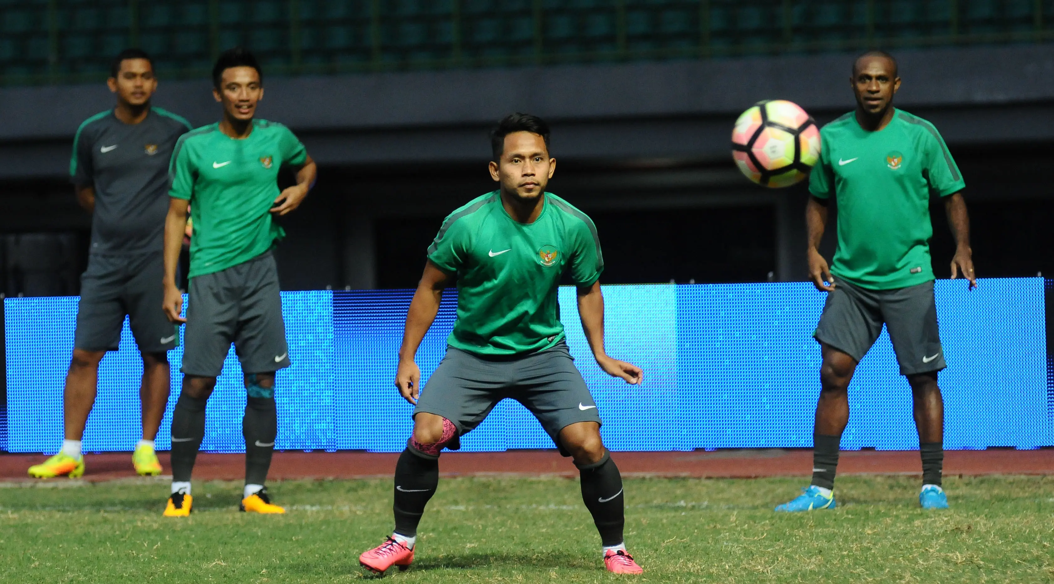 Pemain Timnas Indonesia, Andik Vermansah (ketiga kiri) saat latihan resmi di Stadion Patriot Candrabhaga, Bekasi (1/9). Timnas Indonesia akan melakoni laga melawan Fiji, Sabtu (2/9). (Liputan6.com/Helmi Fithriansyah)