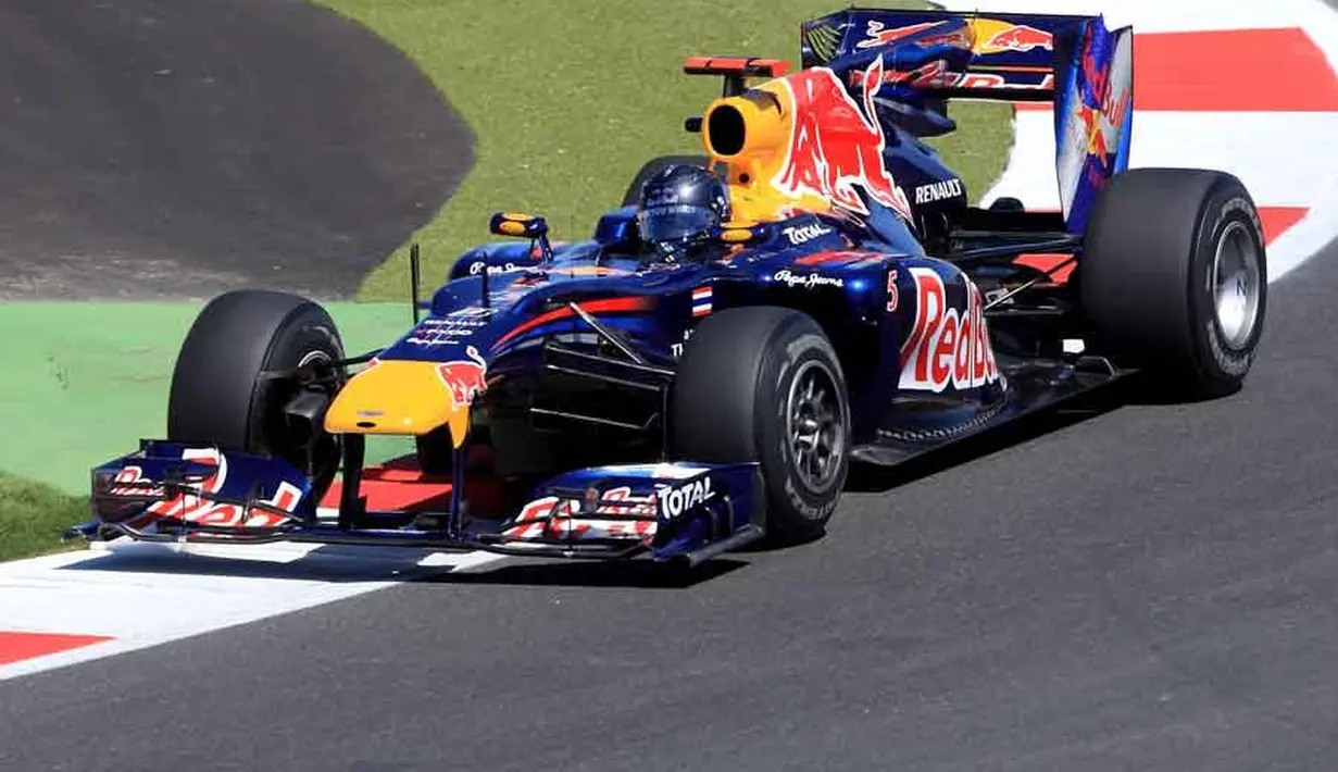 2010-2019: Era 2010an menjadi masa keemasan dari pembalap-pembalap F1 yang kita kenal sekarang namun sudah menjadi veteran. Mulai dari Sebastian Vettel, Lewis Hamilton, Valtteri Bottas, Fernando Alonso, Nico Rosberg, Sergio Perez, Daniel Ricciardo, Carlos Sainz, hingga Sergio Perez. Pada 2017, teknologi Safety bernama "Halo" disematkan sebagai roll bar pelindung pembalap. Kehadiran Halo ini membuat mobil F1 terlihat seperti "sandal jepit". (Foto: RedBull RB6/Source: snaplap.net)